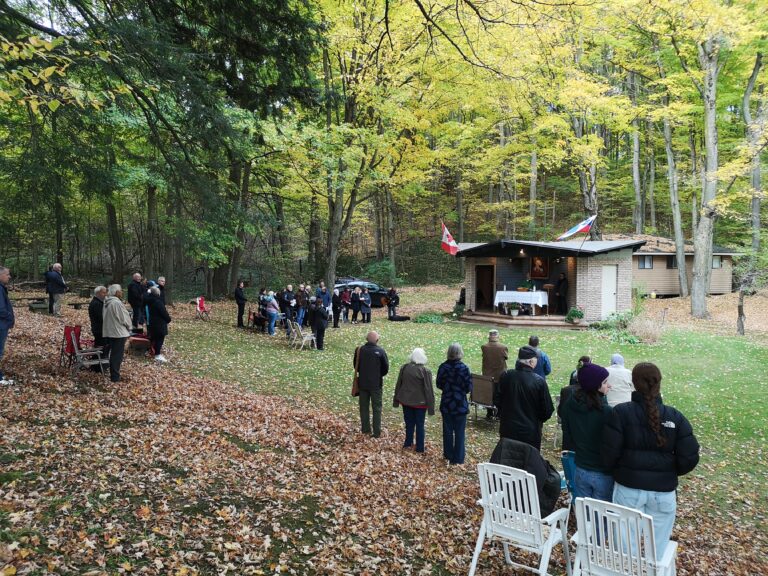 Slovenska maša na prostem v slovenskem letovišču v Kanadi